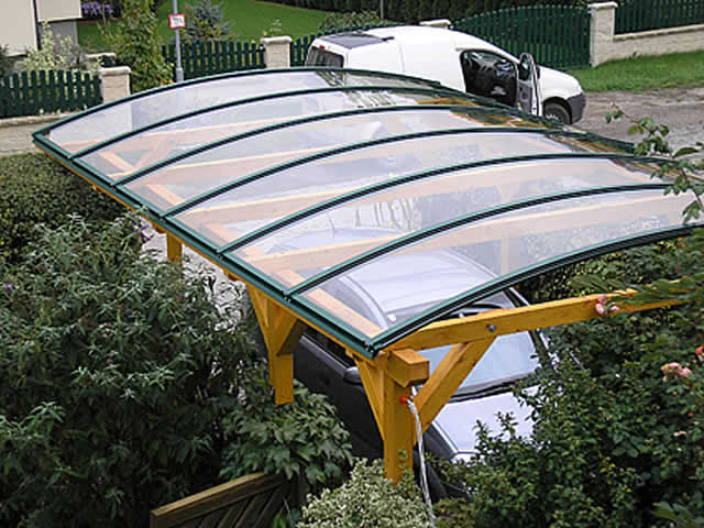 Leseni nadstrešek za avto